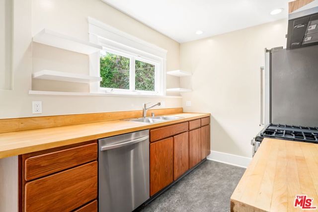 839 Milwood Avenue, Venice CA: https://media.crmls.org/mediaz/64b8702a-c468-46aa-9e03-2ca6bdfc34ec.jpg