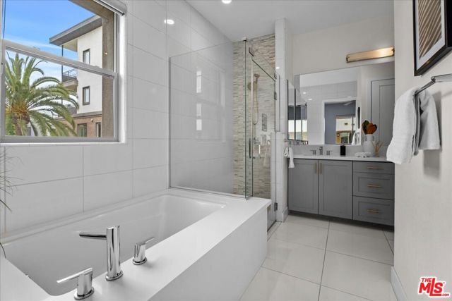 12714 W Sea Spray Place, Playa Vista CA: https://media.crmls.org/mediaz/64b876f8-aac2-4de6-bc76-f73aba08bcec.jpg
