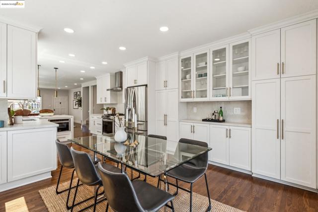 1026 Court St, Alameda CA: https://media.crmls.org/mediaz/64b8a047-ed43-44f7-ba0a-67044113f308.jpg