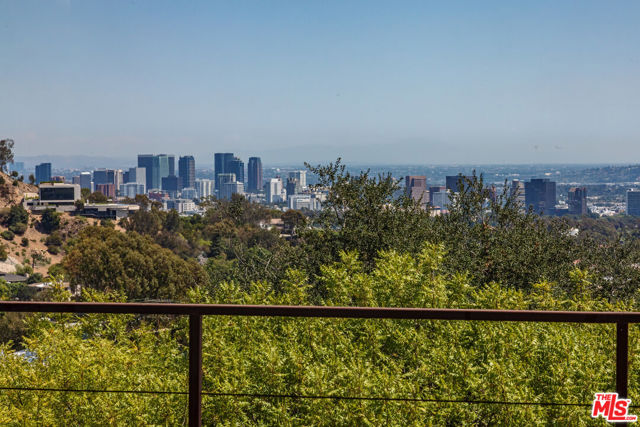 924 Stonehill Lane, Los Angeles CA: https://media.crmls.org/mediaz/64b99dd7-2d00-4604-99e0-32a543307d23.jpg