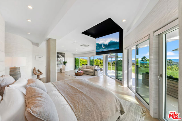 6375 Gayton Place, Malibu CA: https://media.crmls.org/mediaz/64b9edb6-61e1-45e9-8795-d0a82b7cba08.jpg