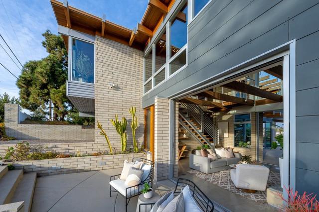 1635 Gascony Rd, Encinitas CA: https://media.crmls.org/mediaz/64baef33-041d-425f-aadc-a396b1ee65a7.jpg