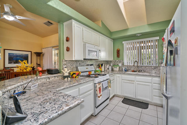 33853 Drifting Sands Circle, Thousand Palms CA: https://media.crmls.org/mediaz/64bb28d8-10a0-433e-a774-dd7184f59373.jpg