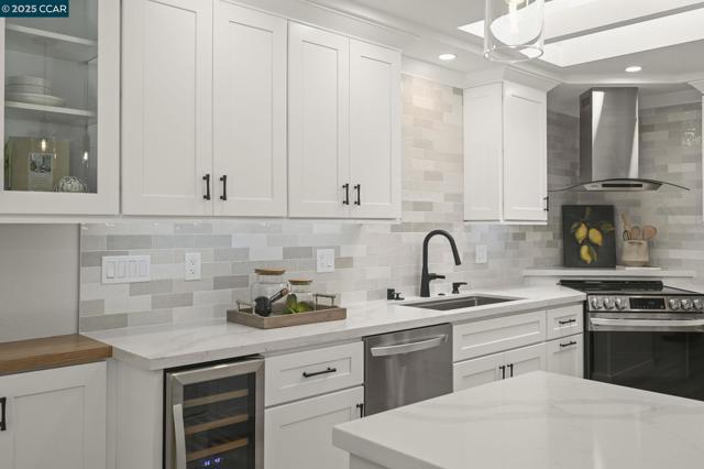 3209 Golden Rain Rd, Walnut Creek CA: https://media.crmls.org/mediaz/64bbd3ce-d996-4de7-818f-6b5ff5320ba2.jpg