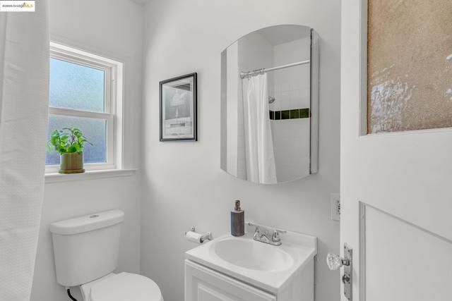3671 38th Ave, Oakland CA: https://media.crmls.org/mediaz/64bc26b0-2ec0-47f9-9e10-41c303aa927c.jpg