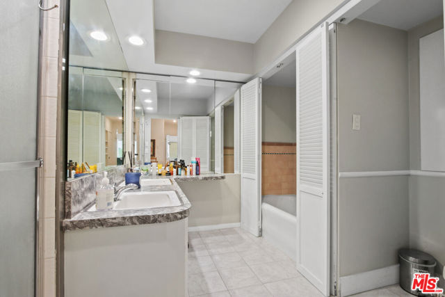 352 S Wetherly Drive, Beverly Hills CA: https://media.crmls.org/mediaz/64bc60d9-45a0-41d7-8a30-ca1f54efdc20.jpg