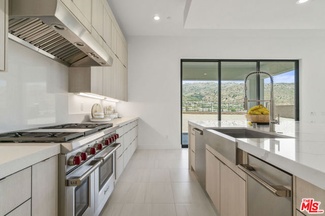 20115 W Galway Lane, Porter Ranch CA: https://media.crmls.org/mediaz/64bcf89a-1ec7-4dde-a672-b96ba151c663.jpg
