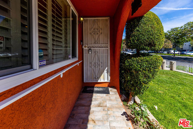 8211 NOBLE Avenue photo 4
