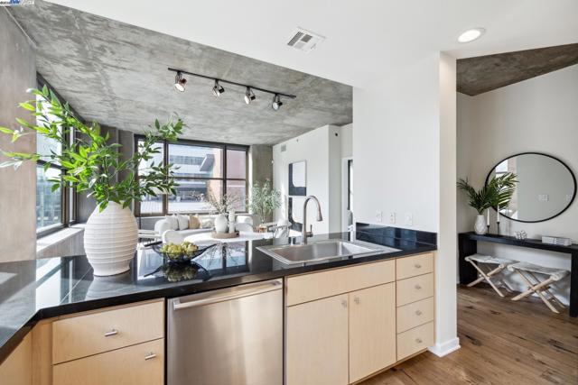 311 2nd St, Oakland CA: https://media.crmls.org/mediaz/64bdecc0-1b72-4841-bb29-3ee5c8367795.jpg