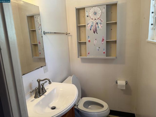 1679 Sarah Dr, Pinole CA: https://media.crmls.org/mediaz/64bfe783-8a24-4cca-afda-e20c5c323db3.jpg