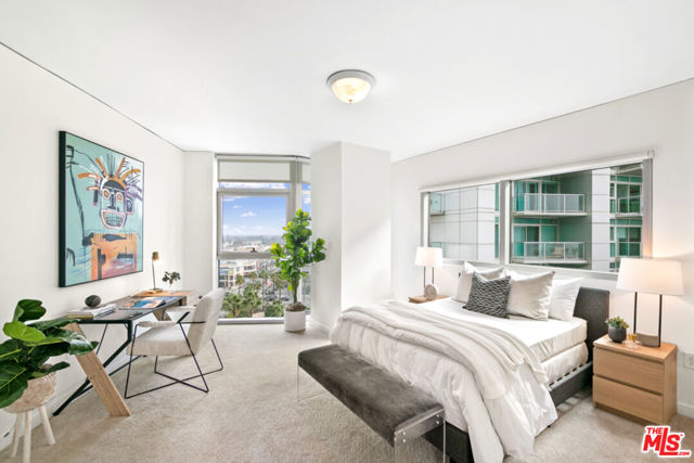 13650 Marina Pointe Drive, Marina del Rey CA: https://media.crmls.org/mediaz/64c06cf1-8f08-41df-b916-71acfbdef58b.jpg
