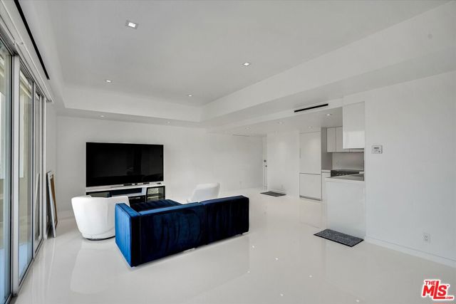 2160 E Century Parkway, Los Angeles CA: https://media.crmls.org/mediaz/64c07ef3-59cb-4e87-8343-aff1e68cdb5c.jpg