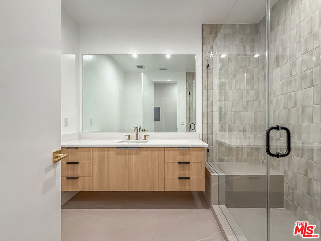 150 N Arnaz Drive, Beverly Hills CA: https://media.crmls.org/mediaz/64c1e36b-f877-47fa-849d-91e55a114a32.jpg