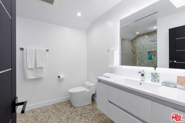 18721 Hatteras Street, Tarzana CA: https://media.crmls.org/mediaz/64c24573-ff88-481b-b180-c9f9d4ecd886.jpg