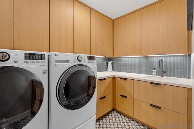 1040 Genter St, La Jolla CA: https://media.crmls.org/mediaz/64c25635-ebe7-4d88-8132-2ba3db577e0e.jpg