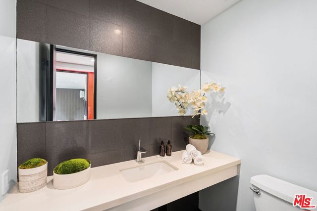 1005 Elden Way, Beverly Hills CA: https://media.crmls.org/mediaz/64c2fd40-6ec6-4f75-9517-53d07c4328b7.jpg