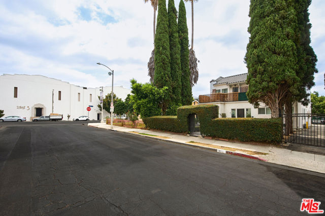 6110 N De Longpre Avenue, Los Angeles CA: https://media.crmls.org/mediaz/64c3c00e-d52b-44a5-9916-5c6dc5189329.jpg
