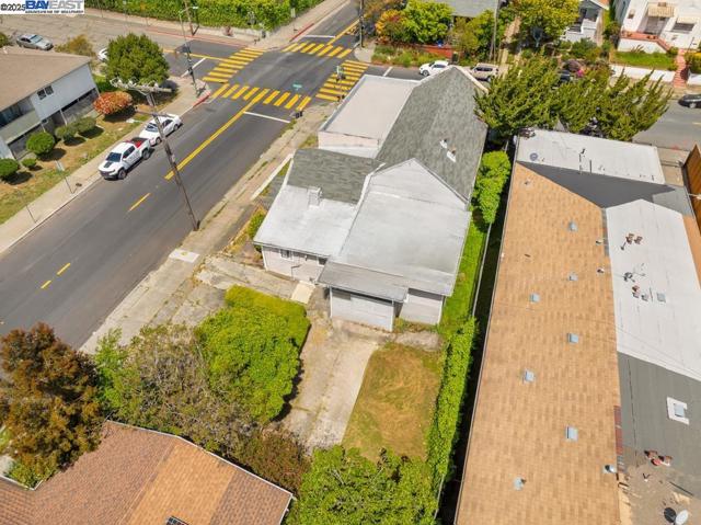 3003 School St, Oakland CA: https://media.crmls.org/mediaz/64c4388b-aed6-4df7-a719-010e4d62c2d7.jpg