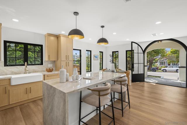 375 E Avenue, Coronado CA: https://media.crmls.org/mediaz/64c56ed7-0171-4b7a-ba20-e6fd3fd2958e.jpg