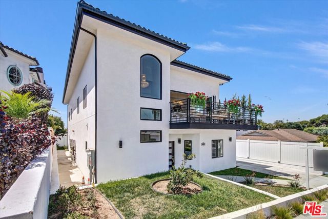 1902 Gates Avenue, Redondo Beach, California 90278, 3 Bedrooms Bedrooms, ,2 BathroomsBathrooms,Residential,For Sale,Gates,25597517