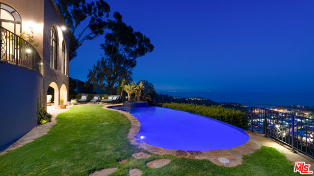 23806 Malibu Crest Drive, Malibu CA: https://media.crmls.org/mediaz/64c66a76-2bbe-4a87-8e5f-abac3ea38f78.jpg