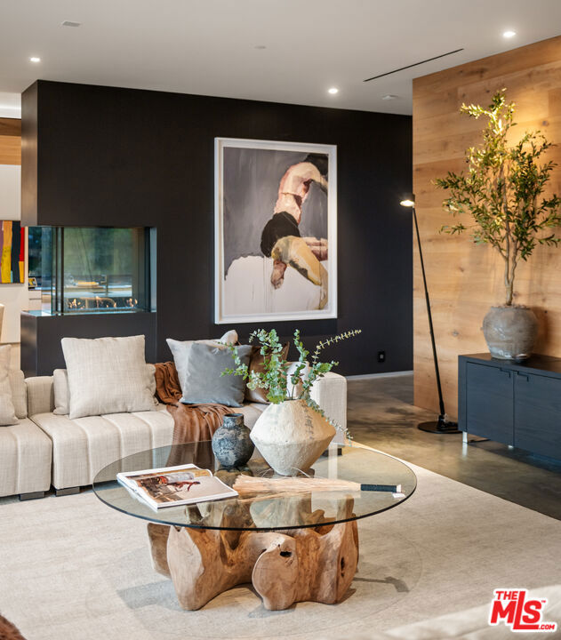 2341 Gloaming Way, Beverly Hills CA: https://media.crmls.org/mediaz/64c6d1ad-47ee-4ac2-8526-1e705a423e33.jpg