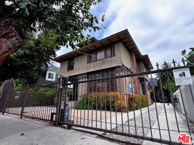 2108 Oak Street, Los Angeles CA: https://media.crmls.org/mediaz/64c97080-731b-416f-b633-d3d3ef28d1c8.jpg