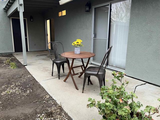 1290 Orange Ave, Patterson CA: https://media.crmls.org/mediaz/64c9e95f-1a96-48c5-b32b-24885830b1d0.jpg