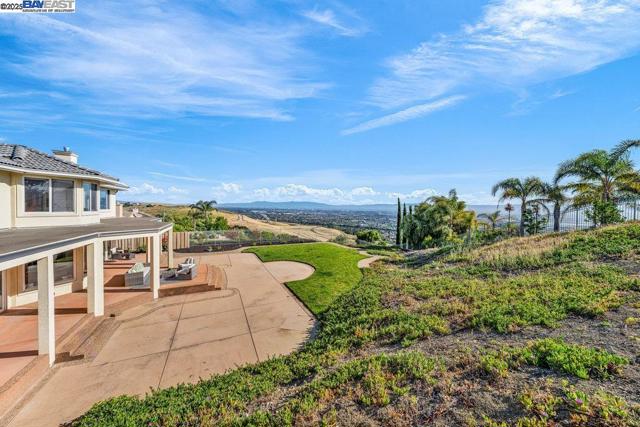 48912 Crown Ridge Cmn, Fremont CA: https://media.crmls.org/mediaz/64ca4cd1-1cbe-4819-83e1-2c8300e8ddce.jpg