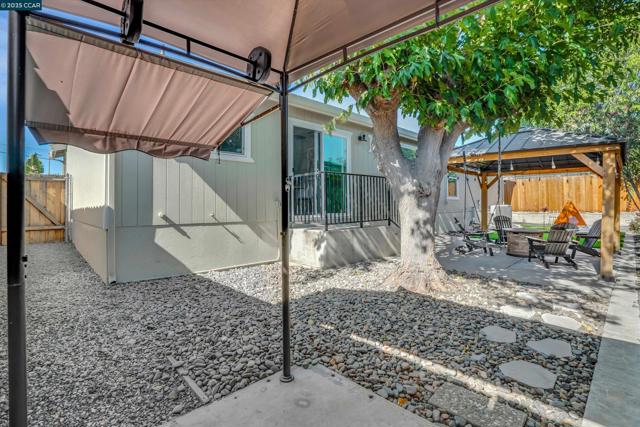 6911 Brentwood Blvd, Brentwood CA: https://media.crmls.org/mediaz/64cacf9b-ff72-414d-8680-02b5f7f61e1d.jpg