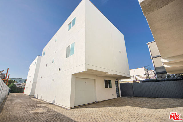 954 N Kingsley Drive, Los Angeles CA: https://media.crmls.org/mediaz/64caf16c-30d4-4832-b370-05f0a8e984c8.jpg