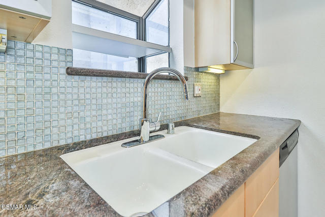 18411 Hatteras Street, Tarzana CA: https://media.crmls.org/mediaz/64cb97aa-517a-4467-9456-bebfa65e0a27.jpg