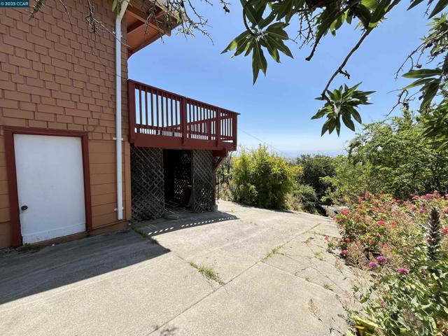 7618 Sunkist Dr, Oakland CA: https://media.crmls.org/mediaz/64cb9e0b-1e8e-4332-8b69-775337a30f60.jpg