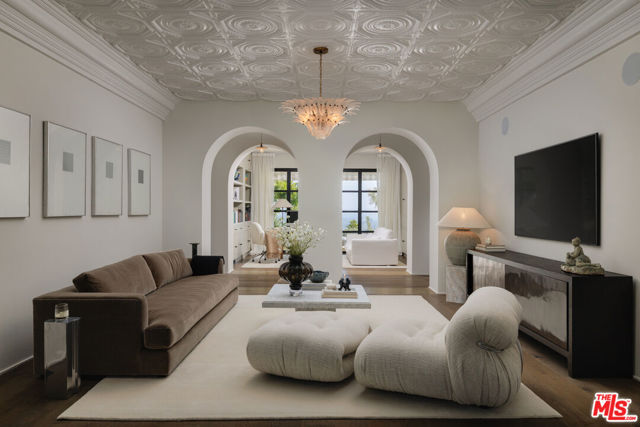 7100 La Presa Drive, Los Angeles CA: https://media.crmls.org/mediaz/64cbb24a-e61a-4911-9c35-69a5a6d287bb.jpg