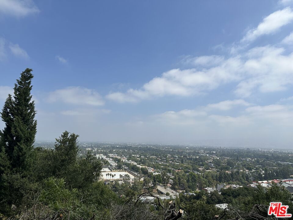 https://media.crmls.org/mediaz/64cc0cfe-4c69-4675-beb3-63dd7a30f652.jpg?preset=X-Large