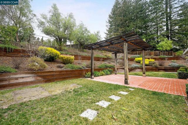 260 Saint Christopher Dr, Danville CA: https://media.crmls.org/mediaz/64ce275d-7435-4008-80d7-c3d35469f650.jpg