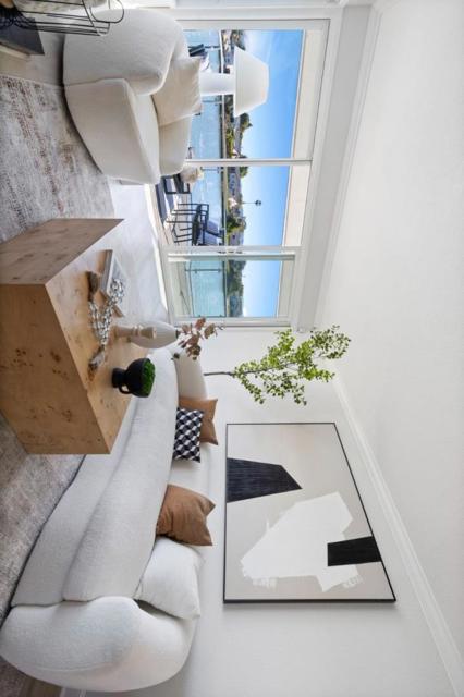 464 Fathom Drive, San Mateo CA: https://media.crmls.org/mediaz/64ce9035-2b3f-4026-abed-8f19e9ccdf59.jpg