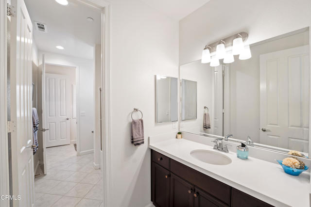 1521 Thorpe Trail, Oxnard CA: https://media.crmls.org/mediaz/64d06dfb-0381-43bf-a157-c151b7da157d.jpg