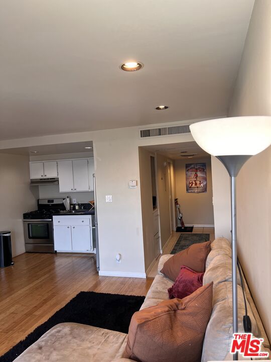 800 W 1st Street, Los Angeles CA: https://media.crmls.org/mediaz/64d1006c-b0eb-4c62-8c2b-1d2297ab6556.jpg