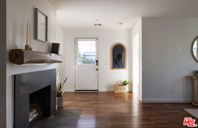 2432 Cloy Avenue, Venice CA: https://media.crmls.org/mediaz/64d2d1d6-73d7-4be7-b7c8-3c1ec40c856b.jpg