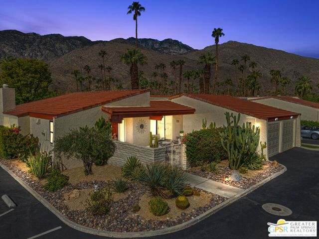 1095 S La Verne Way, Palm Springs CA: https://media.crmls.org/mediaz/64d4b81e-0233-4b5c-bb7c-c06021c6c997.jpg