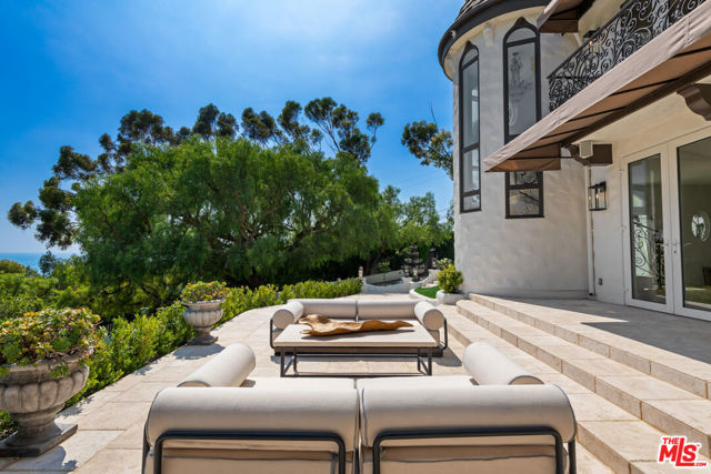 27931 Winding Way, Malibu CA: https://media.crmls.org/mediaz/64d4e5dd-b499-4e06-964d-a82dd5524429.jpg