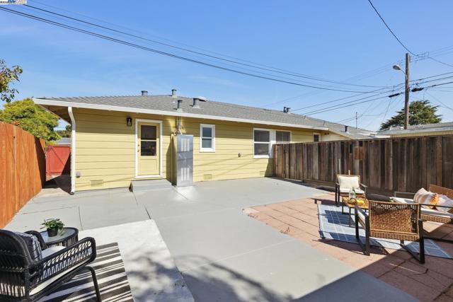 108 Cypress St, Alameda CA: https://media.crmls.org/mediaz/64d51fc7-1851-4ae1-a0fe-f68ccab79d9c.jpg