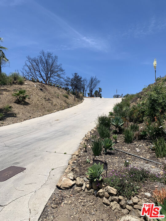 23309 W Paloma Blanca Drive, Malibu CA: https://media.crmls.org/mediaz/64d55090-90ac-4588-a955-2c045fef9d87.jpg