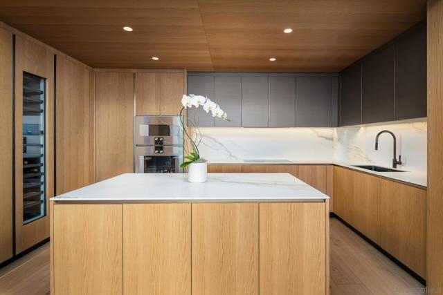 939 Coast Blvd, La Jolla CA: https://media.crmls.org/mediaz/64d67995-4f41-420e-acb1-a6a8f10a3f47.jpg