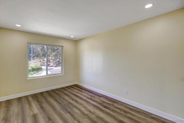 1103 Countrywood Ln, Vista CA: https://media.crmls.org/mediaz/64d6f67e-977e-4121-af18-1fed2d712959.jpg