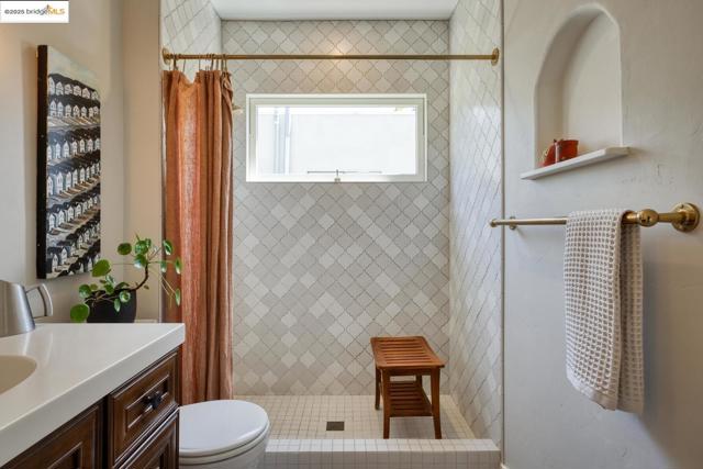 2901 Monticello AVE, Oakland CA: https://media.crmls.org/mediaz/64d71dd2-02ff-453d-8280-aec3776df204.jpg