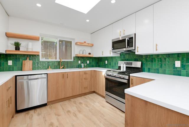 1129 Bonita Dr, Encinitas CA: https://media.crmls.org/mediaz/64d728e3-8b21-4f63-946b-478e7d27e120.jpg