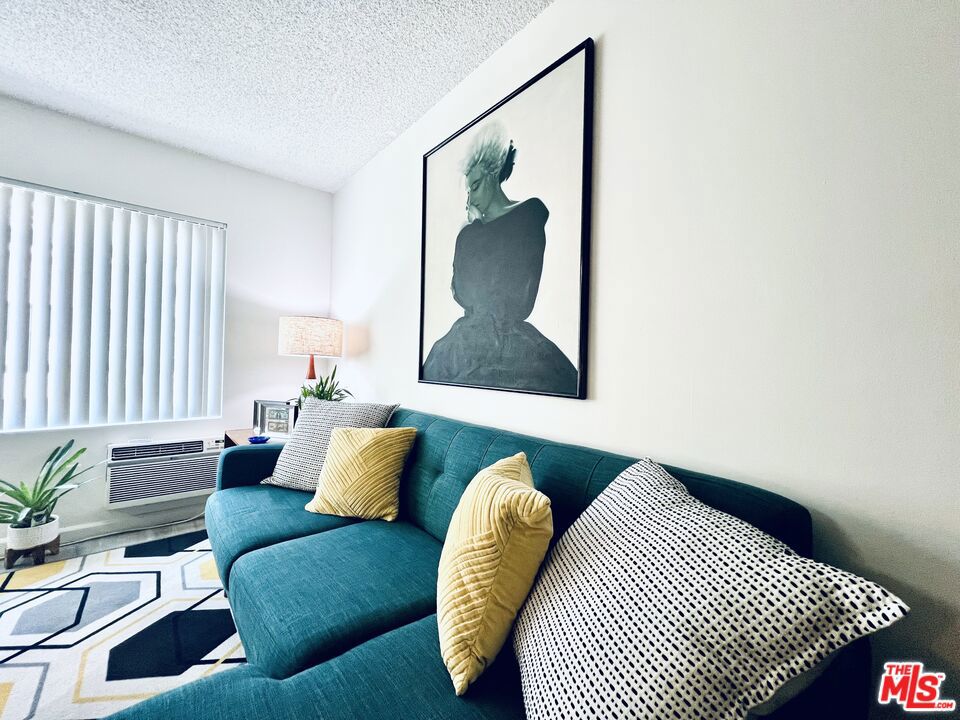 https://media.crmls.org/mediaz/64d7a65b-5d99-42c8-9863-0f29ce3393de.jpg?preset=X-Large
