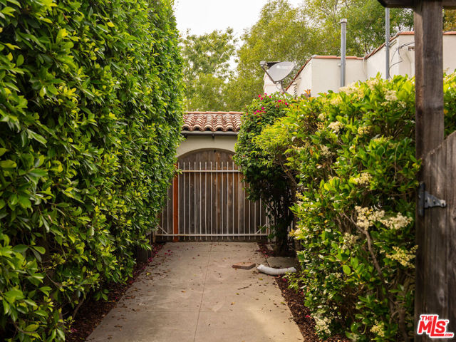 1444 S Sierra Bonita Avenue, Los Angeles CA: https://media.crmls.org/mediaz/64d7e956-7d62-4c56-bbb0-e4ec8c842f93.jpg